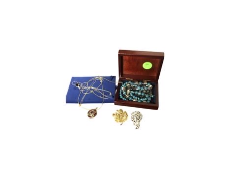 Background removed and centered jewelry set